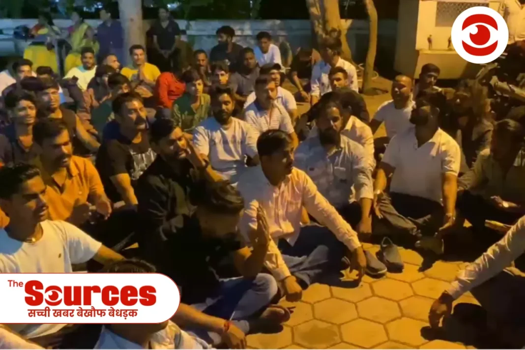 धमकी के विरोध में बजरंग दल का प्रदर्शन, थाने का घेराव कर किया हनुमान चालीसा पाठ