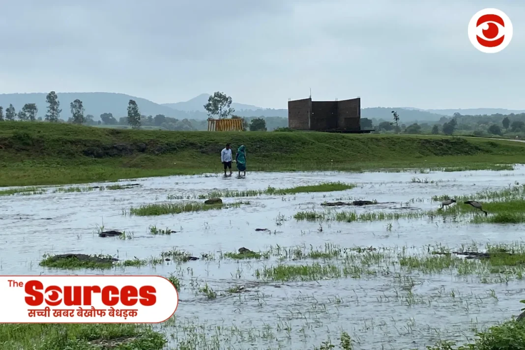 मूसलाधार बारिश से 8 गाँवों का संपर्क टूटा,पुलिया डूबी, लोग जान जोखिम में डालकर कर रहे आवाजाही।