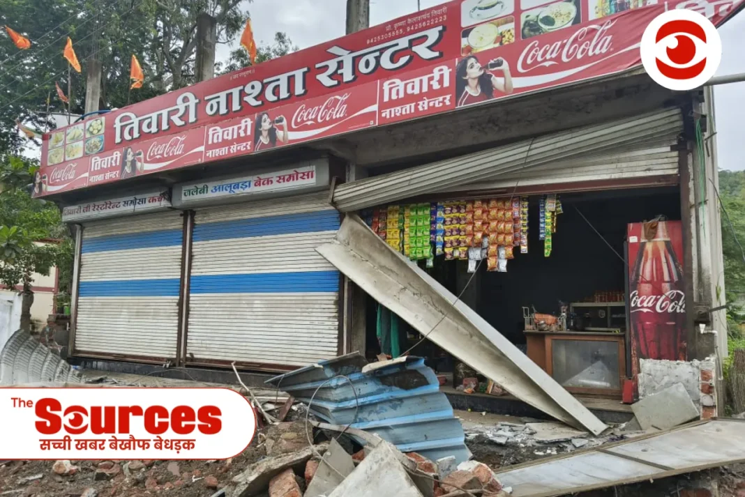 जनपद सीईओ से मारपीट के बाद प्रशासन ने किया रेस्टोरेंट संचालक का अतिक्रमण किया ध्वस्त