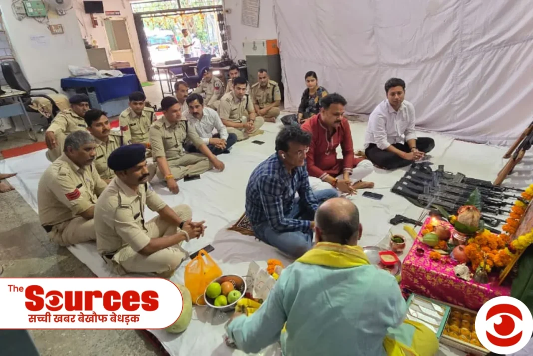 विजयदशमी पर महू कोतवाली थाने में हुआ शस्त्र पूजन