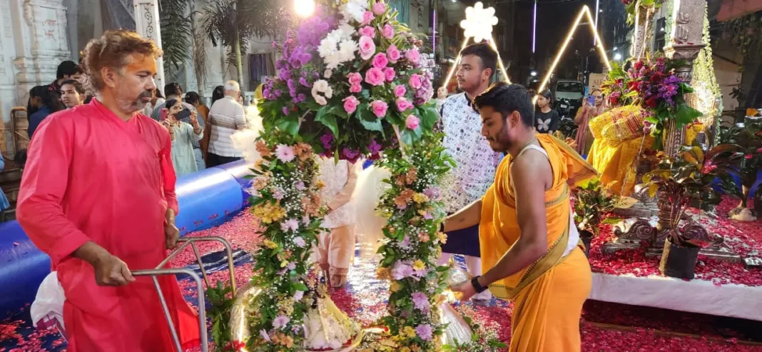 शरद पूर्णिमा पर गोपाल मंदिर में हुआ विशेष आयोजन,भक्तों ने लिया खीर और 56 भोग का प्रसाद